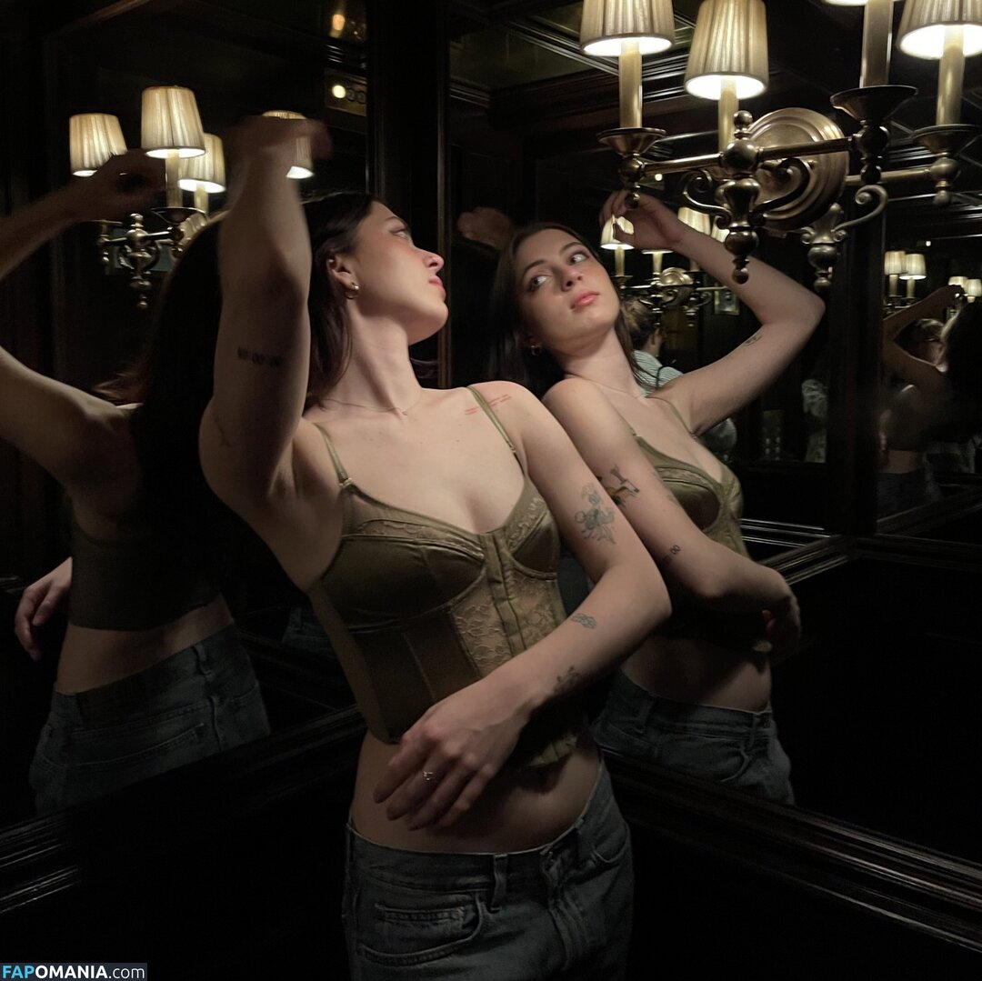 Lizzy McAlpine / jesus_yo / lizzymcalpine Nude OnlyFans  Leaked Photo #20