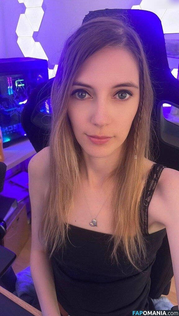 Lory / loorybbyg / vinoogeile Nude OnlyFans  Leaked Photo #10