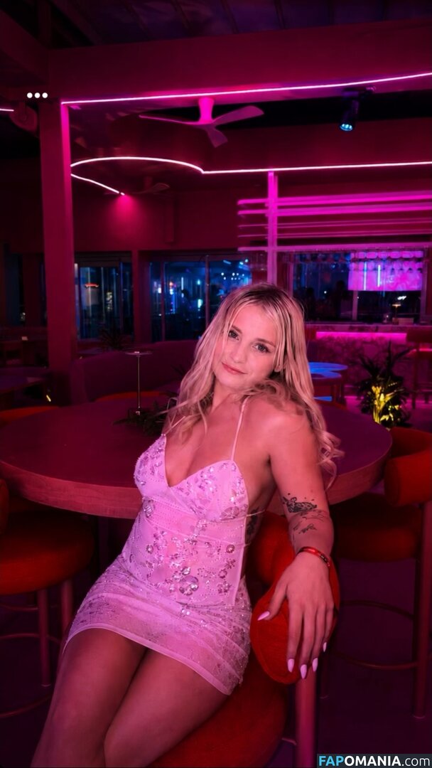 luceoliviaxo / lucyxoliviaa Nude OnlyFans  Leaked Photo #9