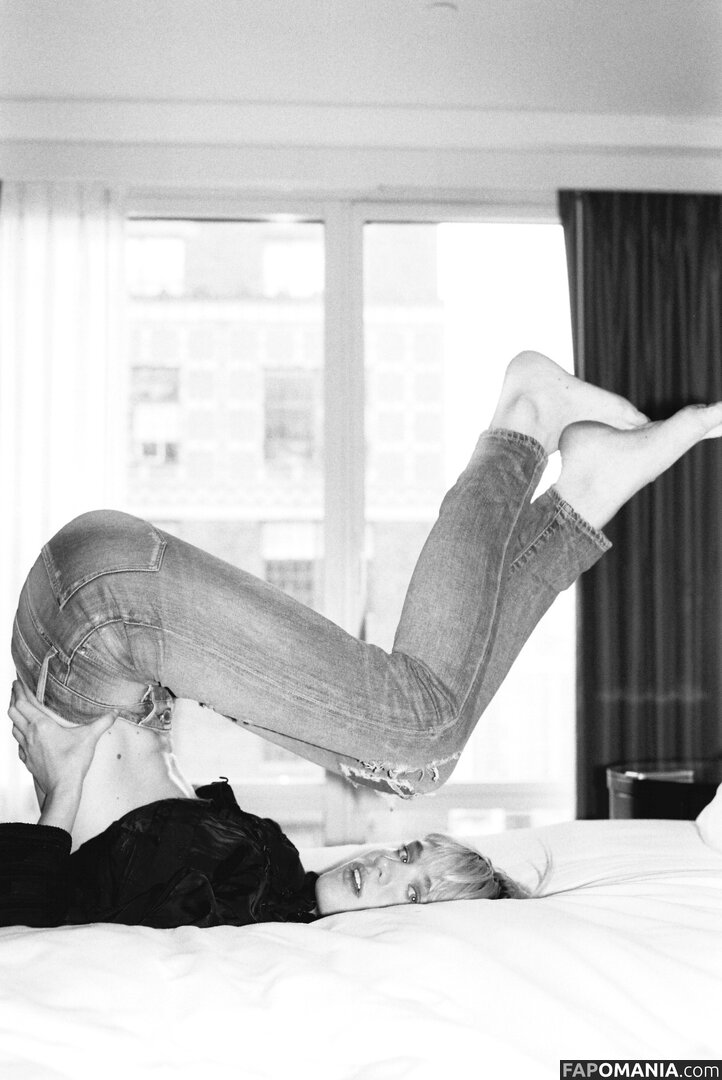 Mackenzie Davis Nude OnlyFans  Leaked Photo #8