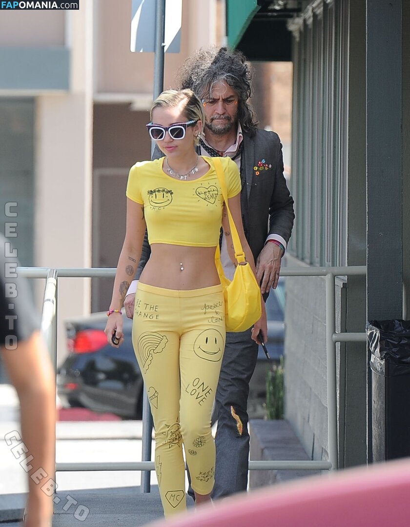 Miley Cyrus / https: / mileycyrus Nude OnlyFans  Leaked Photo #1