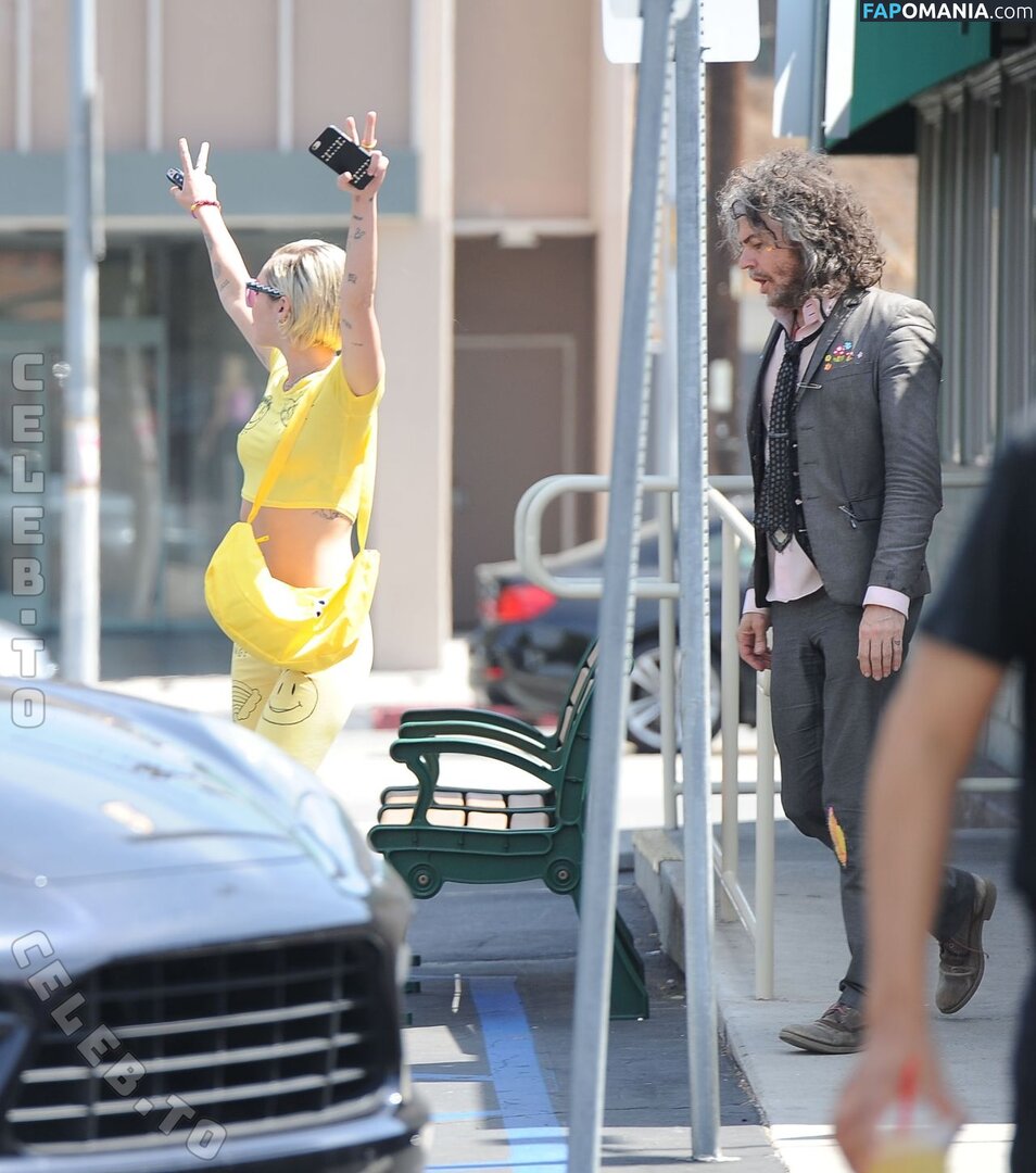 Miley Cyrus / https: / mileycyrus Nude OnlyFans  Leaked Photo #4