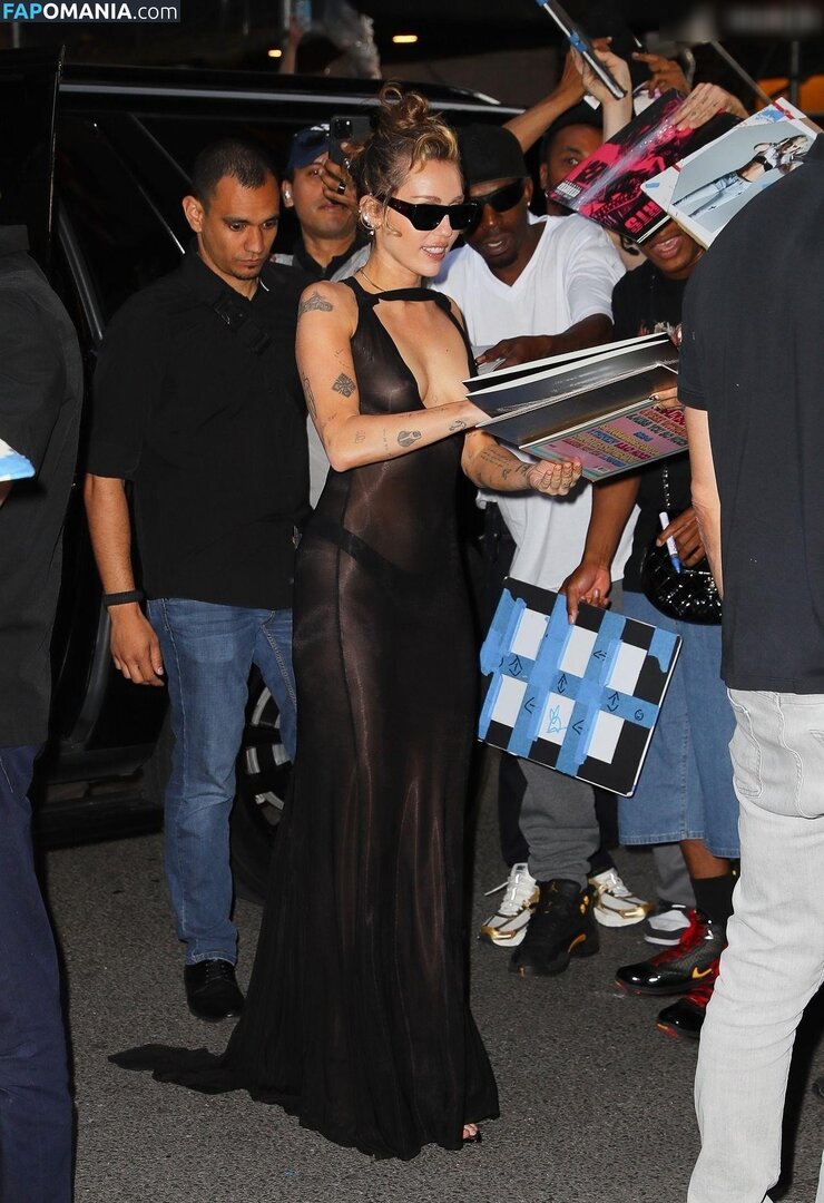 Miley Cyrus / https: / mileycyrus Nude OnlyFans  Leaked Photo #10