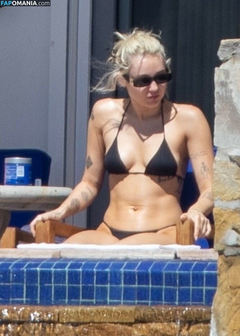 Miley Cyrus Nude Leaked Photo #1016