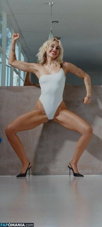 Miley Cyrus Nude Leaked Photo #1028