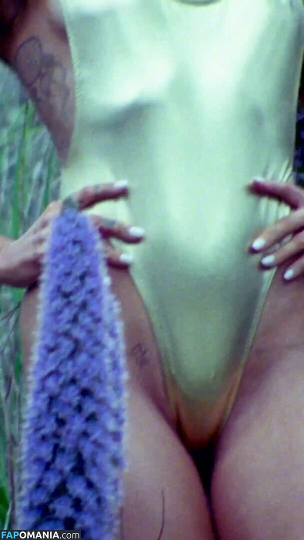 Miley Cyrus Nude Leaked Photo #1137