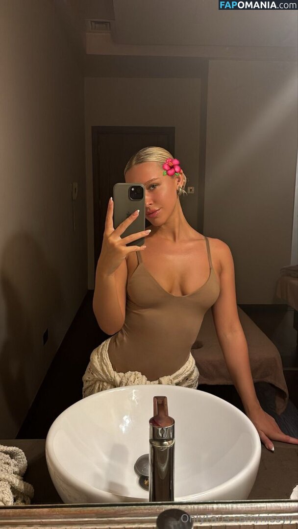 arisnsnn / hhiddengem / nissyy / thewhiskeymol Nude OnlyFans  Leaked Photo #8