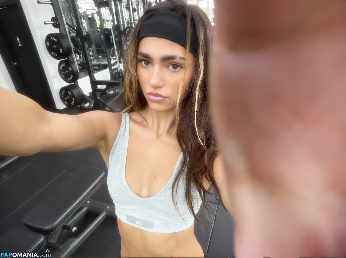 Rayna V / https: / raynaroseetv / raynavallandingham / raynavham Nude OnlyFans  Leaked Photo #4