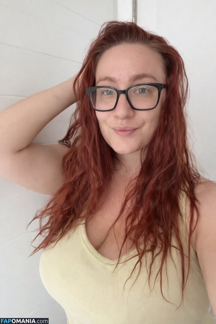 ChicksWithFics / RefashionedHippie Nude OnlyFans  Leaked Photo #1