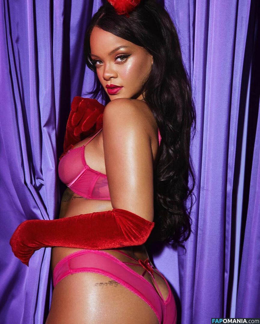 Rihanna Nude Leaked Photo #595