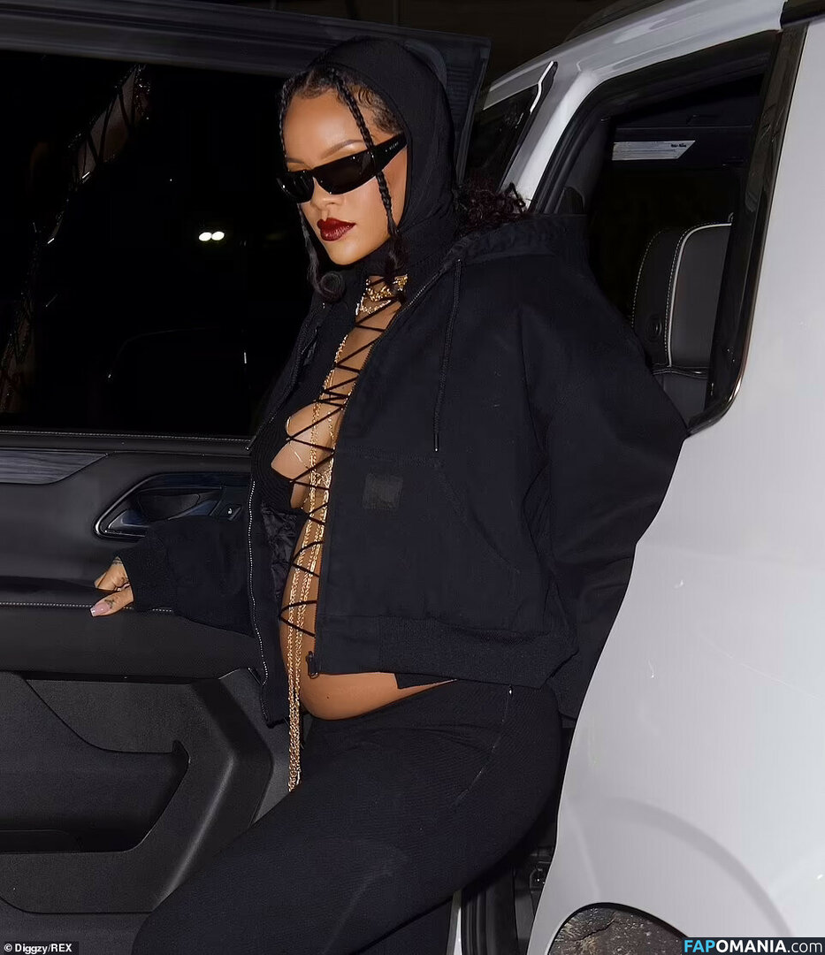 Rihanna Nude Leaked Photo #746