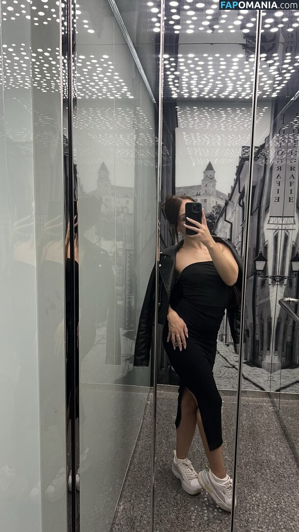 eminkarosikova / emrosik_ / secretofema Nude OnlyFans  Leaked Photo #5