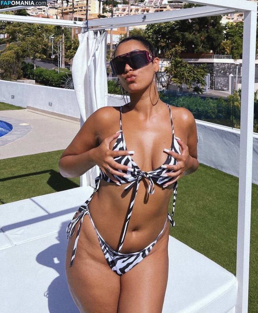 Snoochie Shy Nude OnlyFans  Leaked Photo #2