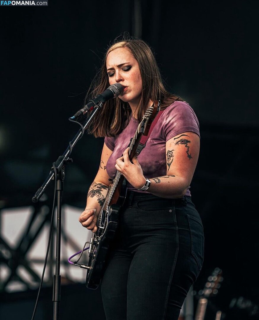 Soccer Mommy / Sophia Allison / soccermommyband Nude OnlyFans  Leaked Photo #1