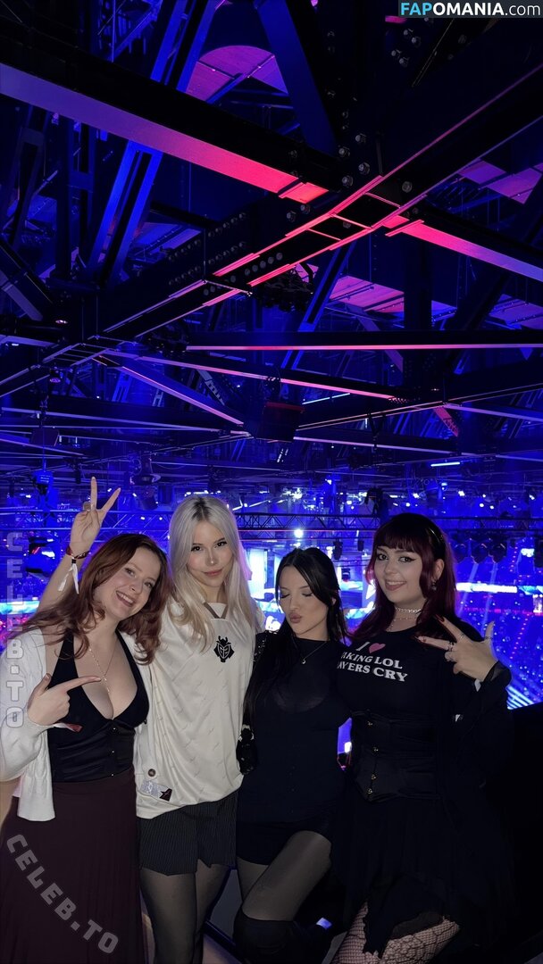 Twostonelol / https: Nude OnlyFans  Leaked Photo #1