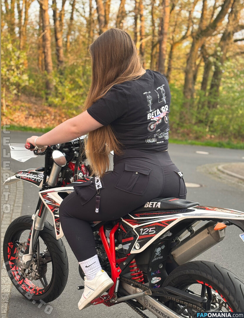 Vanexmoto Nude OnlyFans  Leaked Photo #1