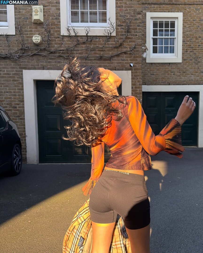 Zaina Sarah / zaina.sarah Nude OnlyFans  Leaked Photo #1